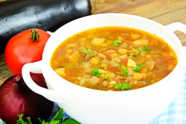 Patlıcan, domates ve soğan ile mercimek çorbası