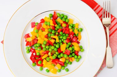 Sulu sebze güveç. Kırmızı biber, bezelye, havuç