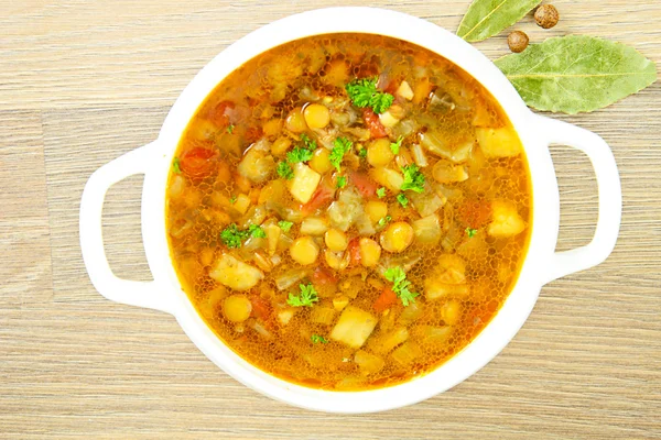 Sopa de lentilha com berinjela, tomates e cebolas — Fotografia de Stock