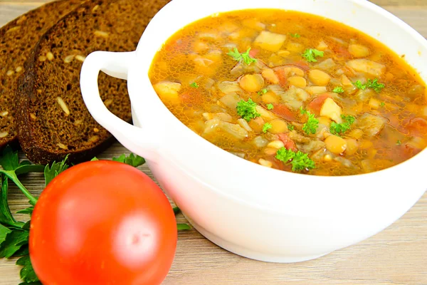 Sopa de lentilha com berinjela, tomates e cebolas — Fotografia de Stock
