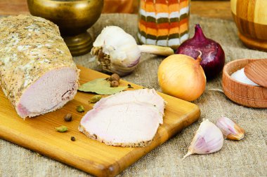 Baharat soslu soğuk haşlanmış domuz eti