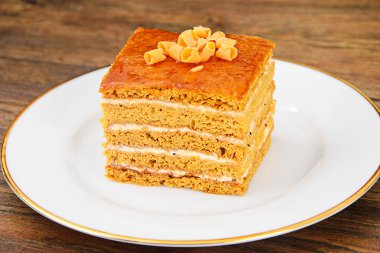 Lezzetli tatlım pasta çikolata ile dekore edilmiş