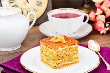 Lezzetli tatlım pasta çikolata ile dekore edilmiş