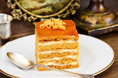 Lezzetli tatlım pasta çikolata ile dekore edilmiş