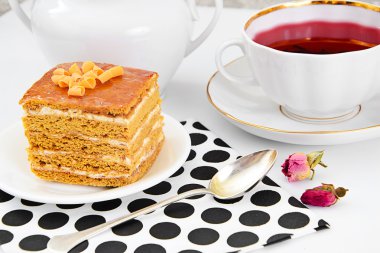 Lezzetli tatlım pasta çikolata ile dekore edilmiş