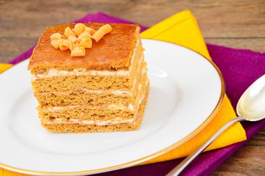 Lezzetli tatlım pasta çikolata ile dekore edilmiş