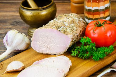 Baharat soslu soğuk haşlanmış domuz eti