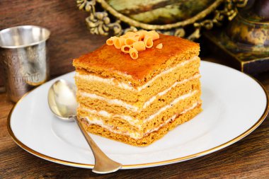 Lezzetli tatlım pasta çikolata ile dekore edilmiş