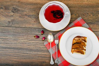 Elmalı turta Woody Backfround bardakta çay ile.