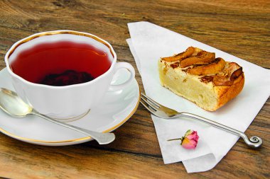 Elmalı turta Woody Backfround bardakta çay ile.