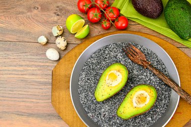 Avokado, fırında Bıldırcın yumurta, tuz, biber, limon