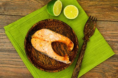 Ispanaklı somon, kireç, krem sos