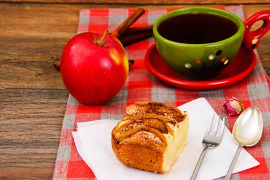 Elmalı turta Woody Backfround bardakta çay ile.