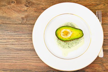 Avokado, fırında Bıldırcın yumurta, tuz, biber, limon