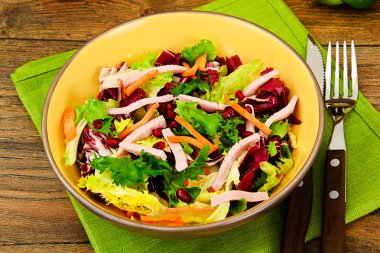 Karışık salata roka, pazı, Mısır, havuç, mesklan, buzdağı