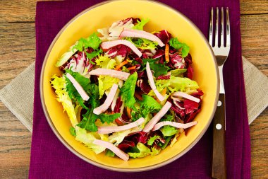 Karışık salata roka, pazı, Mısır, havuç, mesklan, buzdağı