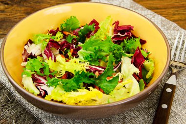 Karışık salata roka, pazı, Mısır, havuç, mesklan, buzdağı