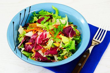 Karışık salata roka, pazı, Mısır, havuç, mesklan, buzdağı