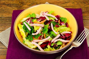 Karışık salata roka, pazı, Mısır, havuç, mesklan, buzdağı