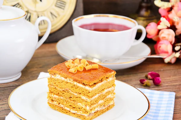 Köstlicher Honigkuchen mit Schokolade dekoriert — Stockfoto