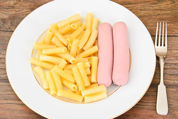 Comer comida rápida: Pasta con salchicha en la placa —  Fotos de Stock