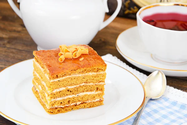 Deliziosa torta al miele decorata con cioccolato — Foto Stock