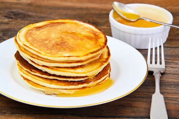 Bal ile lezzetli krep yığını