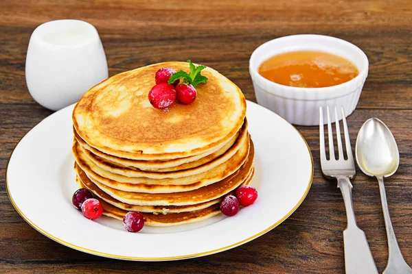 Leckere Pfannkuchen mit Preiselbeeren — Stockfoto