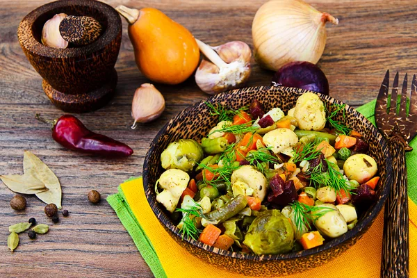 Sebze Güveç, kabak, mantar, havuç, bezelye, fasulye, Cranbe