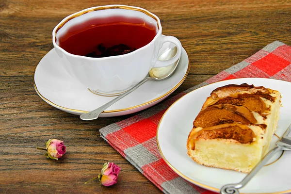 Tarte aux pommes avec tasse à thé sur fond en bois . — Photo