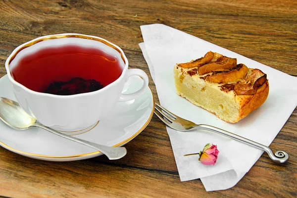 Torta de maçã com xícara de chá no Woody Backfround . — Fotografia de Stock