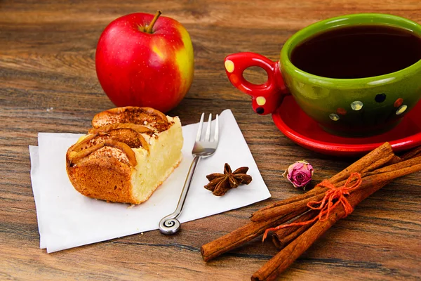 Apple Pie cu ceașcă de ceai pe Woody Backfround . — Fotografie, imagine de stoc