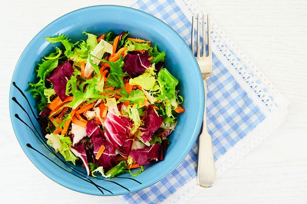 Gemengde salade rucola, snijbiet, maïs, wortelen, mesklan, ijsberg — Stockfoto