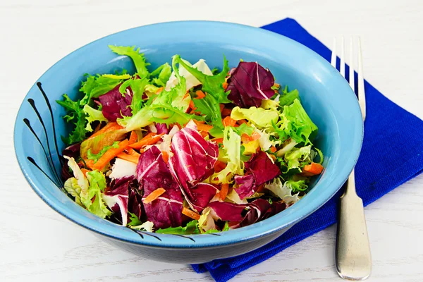 Salada mista arugula, acelga, milho, cenoura, mesklan, iceberg — Fotografia de Stock