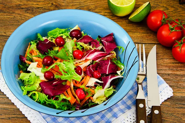 Salada mista arugula, acelga, milho, cenoura, mesklan, iceberg — Fotografia de Stock