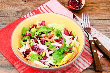 Roka Salatası, ıspanak, buzdağı, granat ve jambon ile lahana