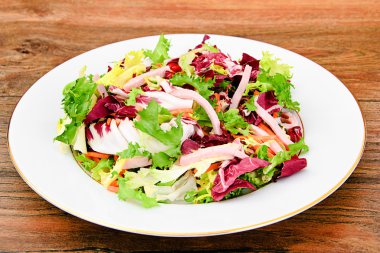 Roka Salatası, ıspanak, buzdağı, granat ve jambon ile lahana