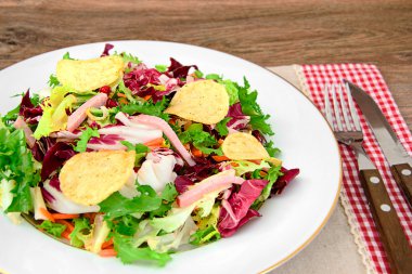 Patates cipsi, peynir salatası