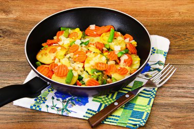 Buğulanmış sebze patates, havuç, Mısır, taze fasulye, soğan