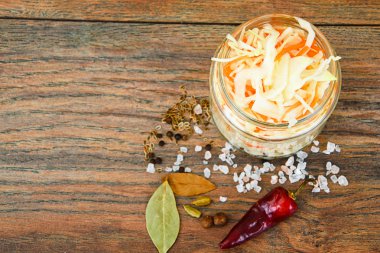 Lahana, havuç, tuz, su, şeker, sarımsak, rezene tohumu, Pe