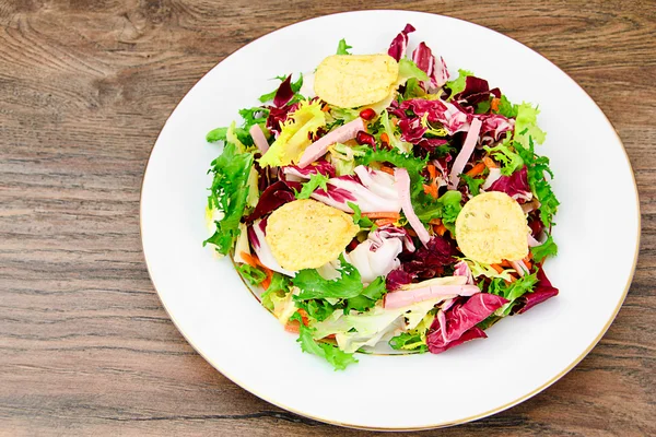 Salad with Potato Chips, Cheese — Stock Photo, Image