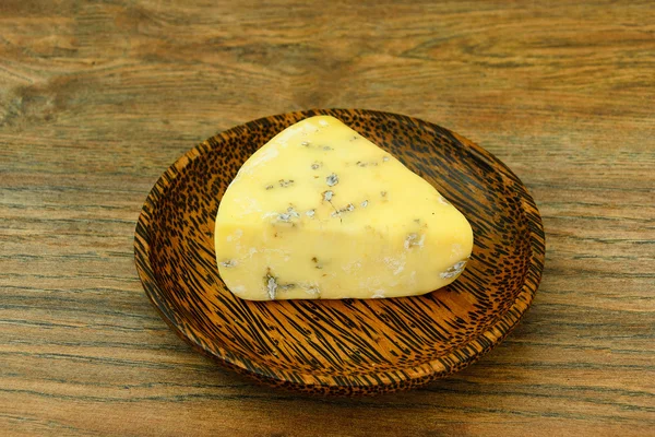 Queso azul Roquefort en placa de madera . — Foto de Stock