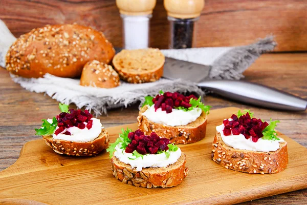 Bruschetta con formaggio di capra, rucola e barbabietola, sale, pepe, hon — Foto Stock