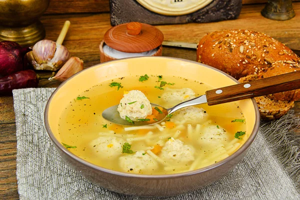 Zupa z klopsikami kurczaka i makaron — Zdjęcie stockowe