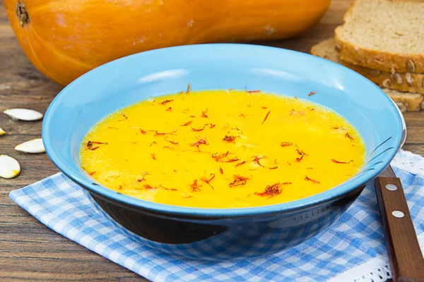 Суп с морковным кремом с саффронной диетой — стоковое фото