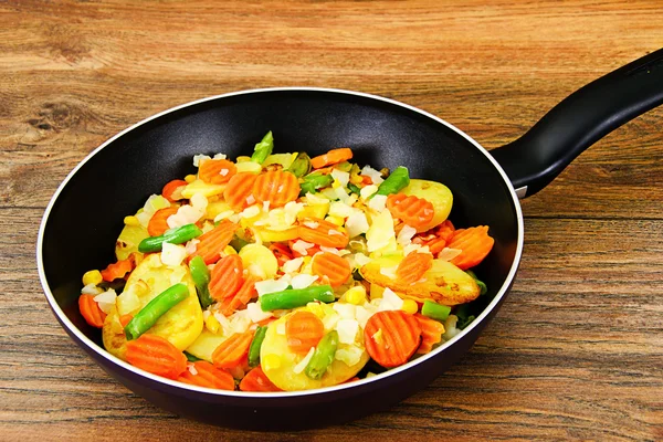 Warzywa gotowane na parze ziemniaki, marchew, kukurydza, fasolka szparagowa, cebula — Zdjęcie stockowe
