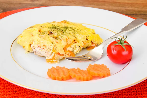 Baked salmon in cream with onions, carrots, cheese — Stock Photo, Image