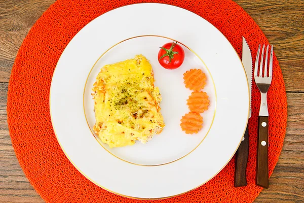 Gebackener Lachs in Sahne mit Zwiebeln, Karotten, Käse — Stockfoto