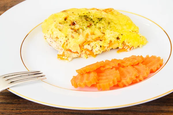 Запеченный лосось со сливками с луком, морковью, сыром — стоковое фото