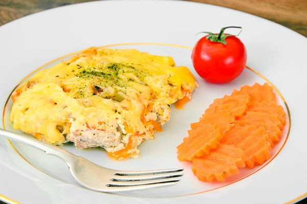 Запеченный лосось со сливками с луком, морковью, сыром — стоковое фото